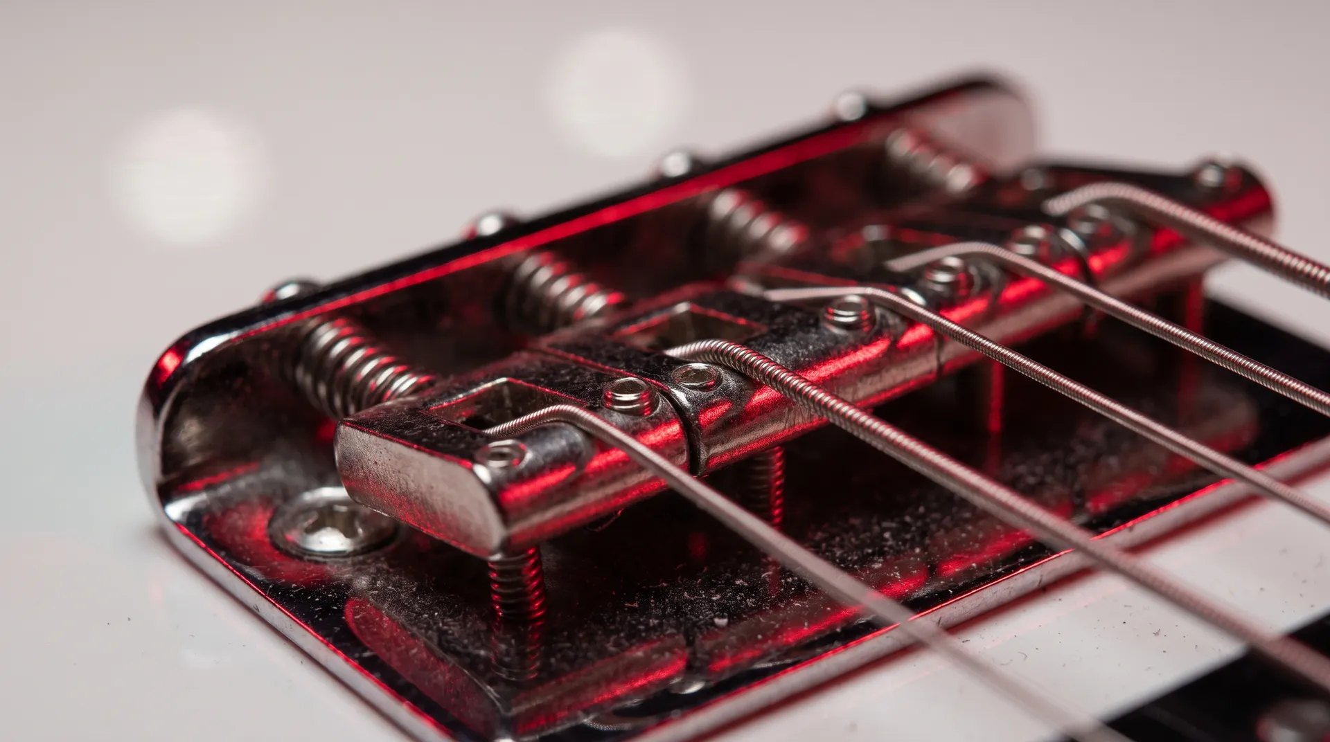 Macro de cuerdas de guitarra con luz roja
