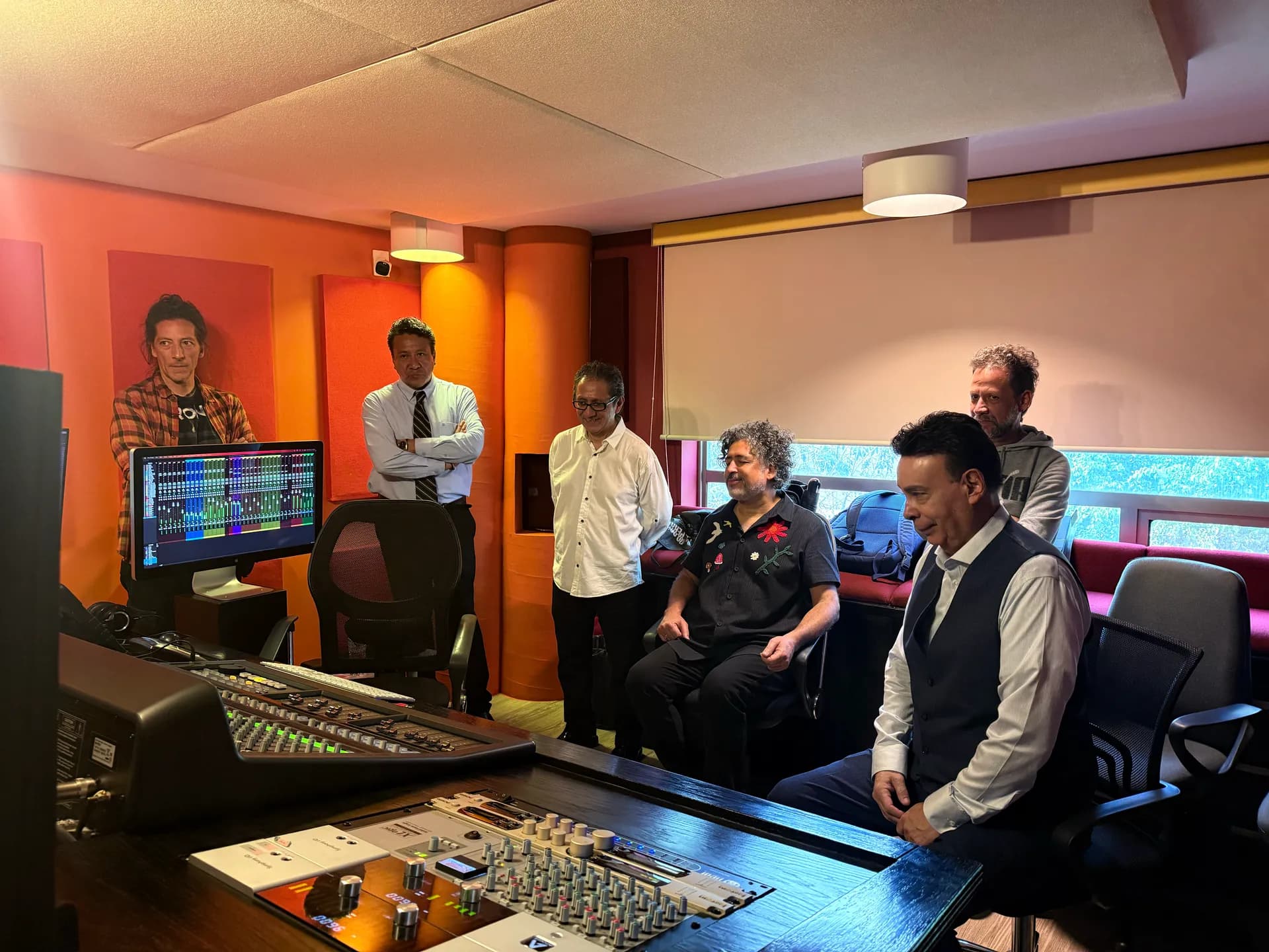 Cabina de control del estudio de EJE con músicos durante una sesión